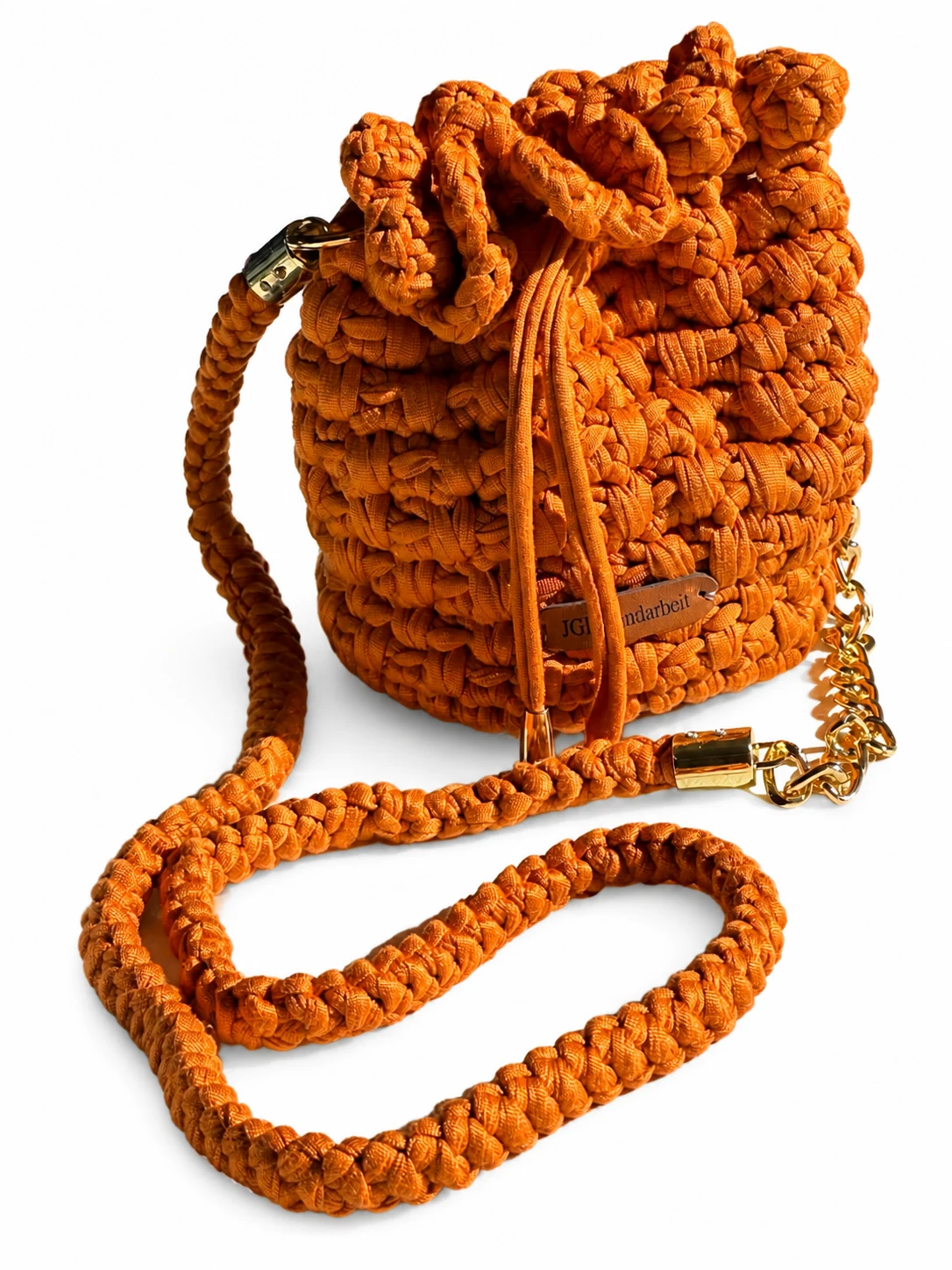 Bolso saco Dalia Ámbar tejido a mano con borde de bucles