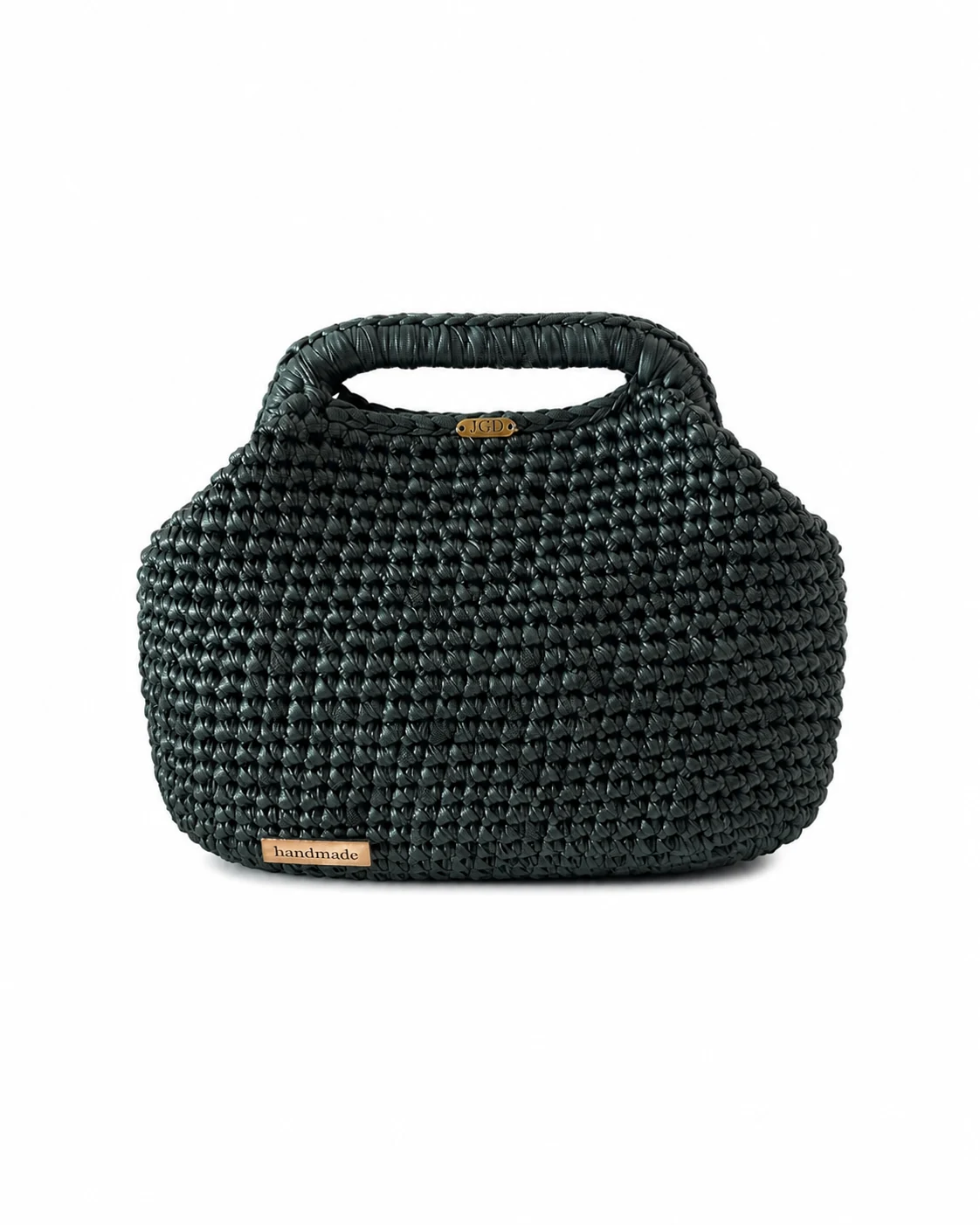 Bolso verde oscuro tejido a mano por Nalda sobre fondo blanco