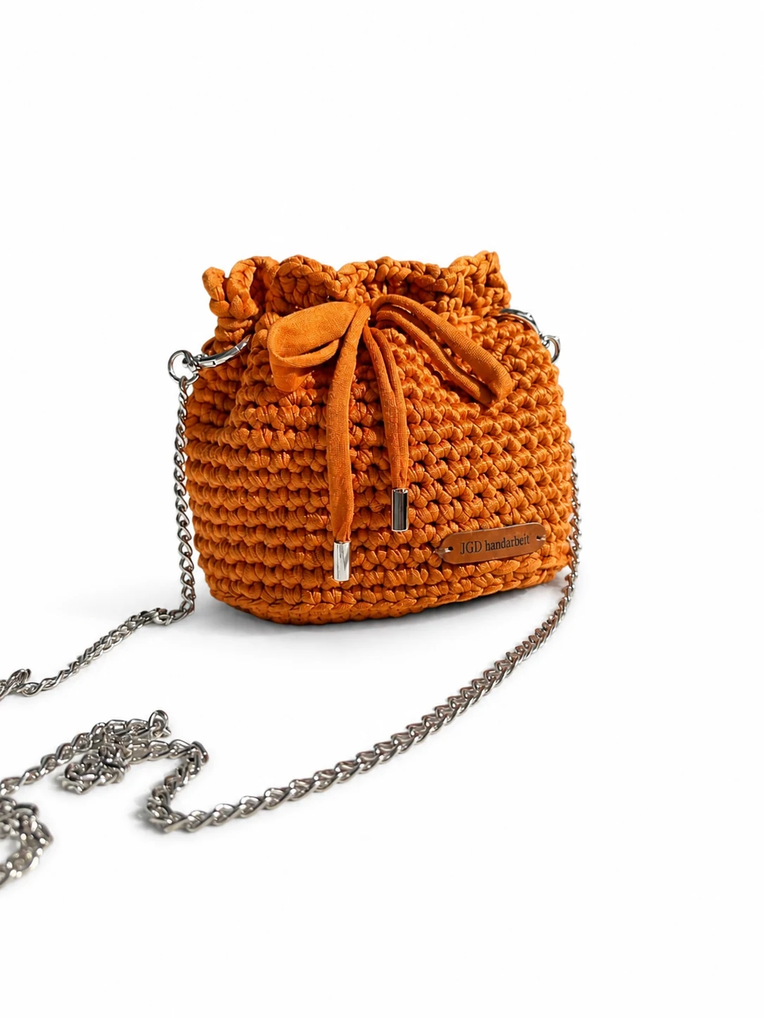 Bolso saco Nudo Canela con cordón y cadena plateada